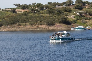 Barco-casa que pode ser alugado na Amieira Marina