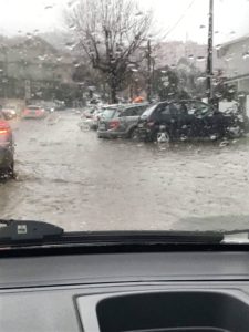 Ruas começam a inundar, e parte dos carros estão submersos em água