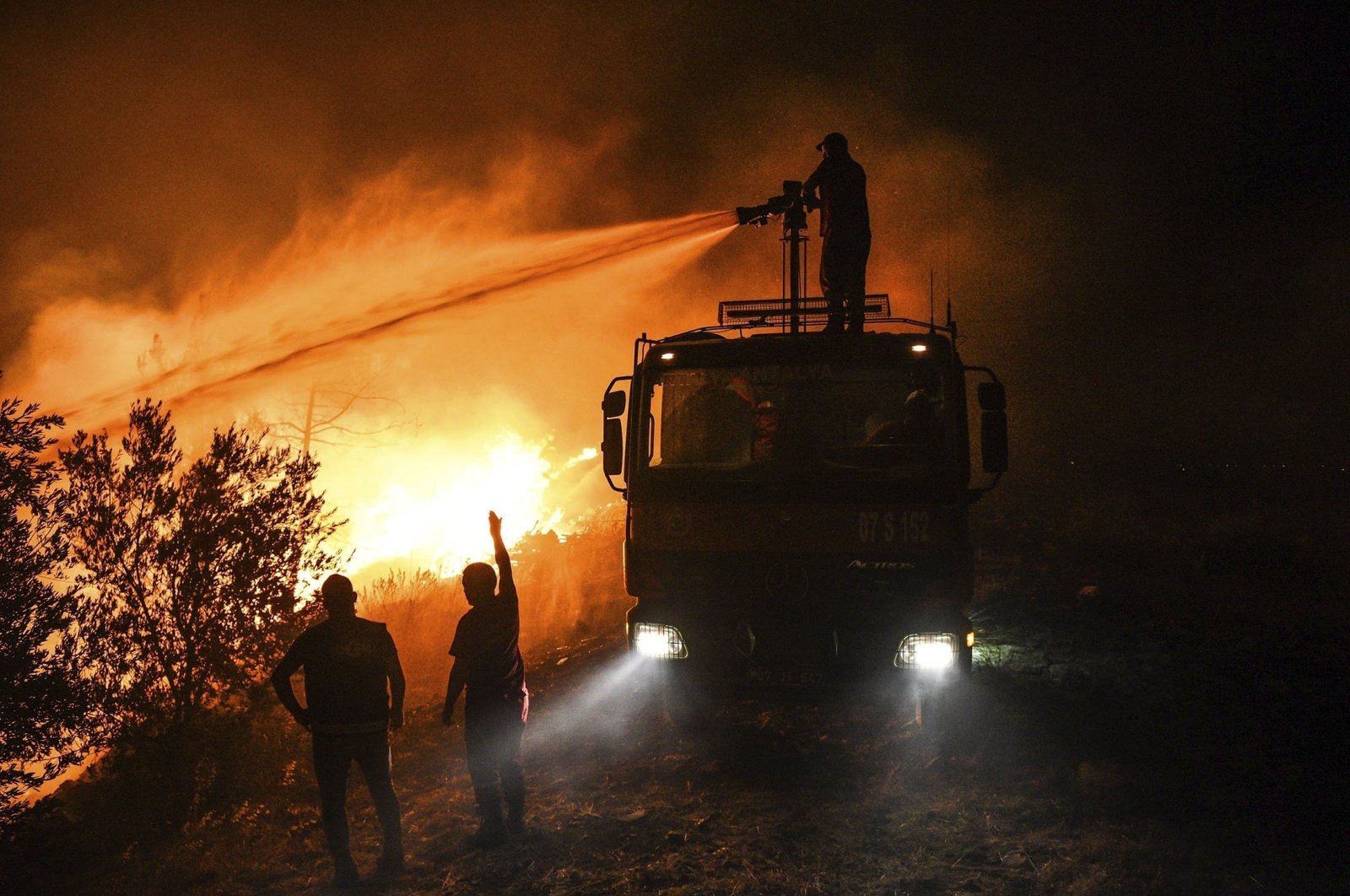 Firefighters and local people fighting fires in the village of Kirli, Antalya province, Turkey, July 2021 (source: Daily Sabah)